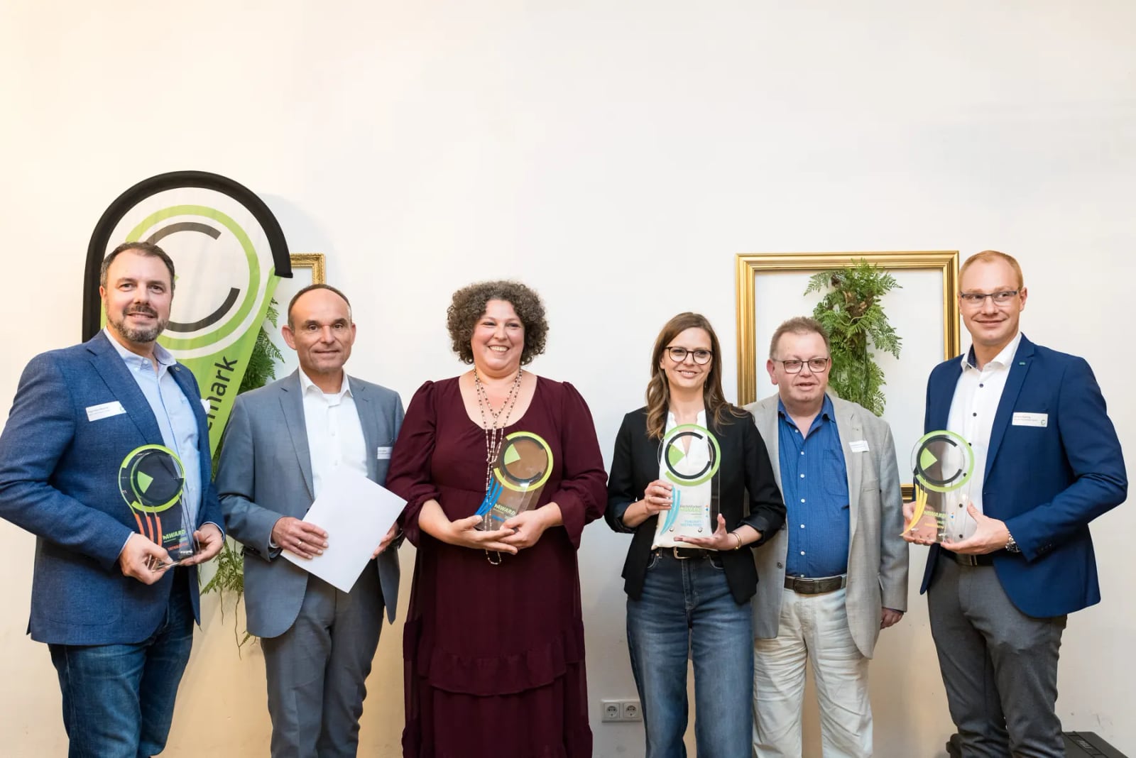 WedeMarken Award 2026 Preisträger Die Preisträgerinnen und Preisträger des WedeMarken® Award 2026 mit ihren Trophäen